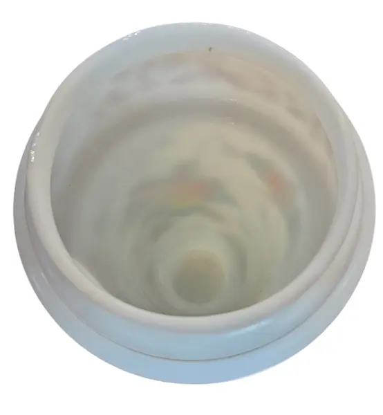 Foto de um(a) Vaso em Vidro Opaline Leitoso – Decoração Floral Pintada à Mão e Filetes Dourados, da categoria de Vasos. Apresentamos um delicado vaso decorativo em vidro leitoso branco, que combina a elegância da opalinagem com a vivacidade da... Mostrado de uma perspectiva diferente. Vendido no marketplace Trésors.