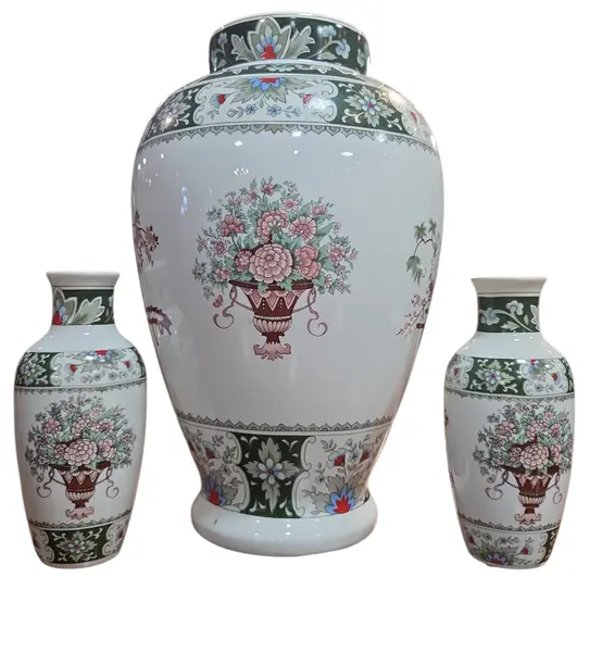 Foto de um(a) Conjunto de Vasos de Porcelana Schmidt Brasil - Estilo Oriental (3 Peças), da categoria de Vasos. Nota importante: O vaso principal possui um fio de cabelo (fissura leve) na borda superior, conforme detalhado nas fotos, o... Mostrado de uma perspectiva diferente. Vendido no marketplace Trésors.