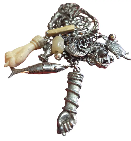 Foto de um(a) Mini Penca de Balangandã em Metal – Amuleto de Proteção e Tradição Brasileira, da categoria de Outros colecionáveis. A Penca de Balangandã é um dos símbolos mais profundos da cultura afro-brasileira, carregada de história e significados.... Mostrado de uma perspectiva diferente. Vendido no marketplace Trésors.