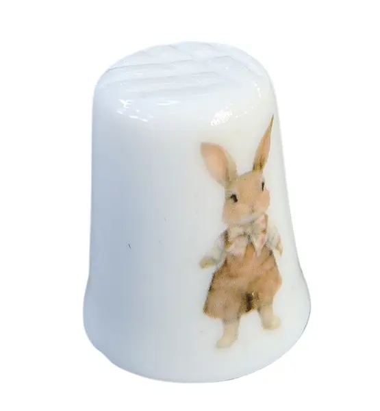 Foto de um(a) Dedal de Coleção em Porcelana – Coelhinhos e Xícara de Chá, da categoria de Outros colecionáveis. A decoração apresenta duas cenas distintas e encantadoras: de um lado, um coelhinho detalhado posando de pé; do outro, a... Mostrado de uma perspectiva diferente. Vendido no marketplace Trésors.