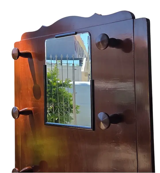 Foto de um(a) Rara Chapeleira Ronconi em Imbuia Maciça – Espelho Bisotê Original – Relíquia, da categoria de Cabideiros e porta-chapéus. Apresentamos uma peça icônica da prestigiada Móveis Ronconi. Esta chapeleira em Imbuia de lei é o epítome da elegância para... Mostrado de uma perspectiva diferente. Vendido no marketplace Trésors.