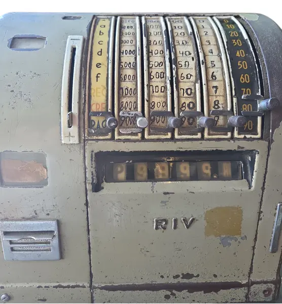 Foto de um(a) Caixa Registradora Antiga RIV – Relíquia Vintage Industrial Decorativa, da categoria de Outros colecionáveis. Adicione um toque autêntico de história ao seu ambiente com esta caixa registradora original da marca RIV. Com seu design... Mostrado de uma perspectiva diferente. Vendido no marketplace Trésors.