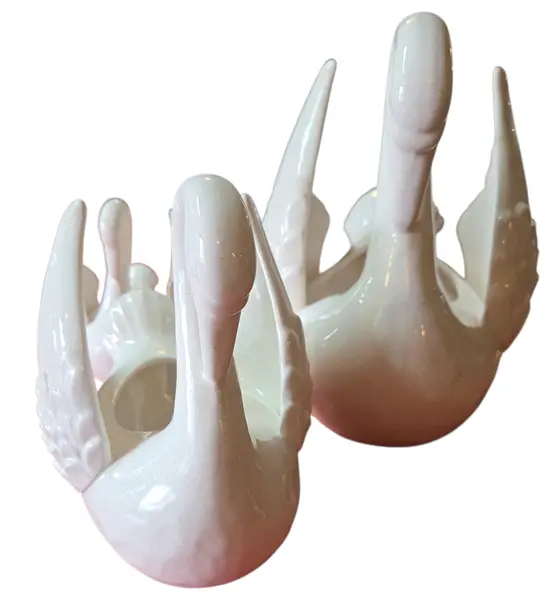 Foto de um(a) Trio de Cachepots Cisnes em Porcelana Branca Esmaltada - Luxo e Sofisticação, da categoria de Cachepot. Adicione um toque de serenidade e elegância clássica ao seu ambiente com este magnífico trio de cachepots em formato de... Mostrado de uma perspectiva diferente. Vendido no marketplace Trésors.