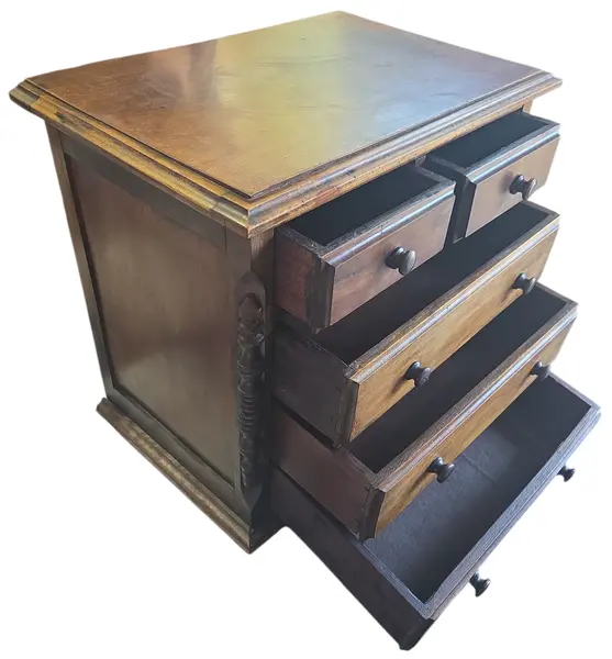 Foto de um(a) Mesa de Cabeceira Madeira Maciça – Charme Natural para sua Casa, da categoria de Cômodas e Sapateira. Leve o aconchego da natureza para dentro do seu lar. Esta cômoda valoriza a textura autêntica da madeira, trazendo... Mostrado de uma perspectiva diferente. Vendido no marketplace Trésors.