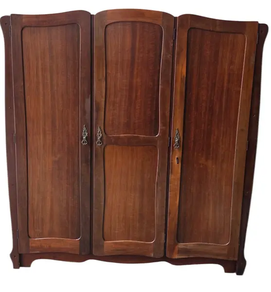 Foto de um(a) Guarda Roupas 3 Portas com Chave, da categoria de Armários e Guarda Roupas. Mostrado de uma perspectiva diferente. Vendido no marketplace Trésors.