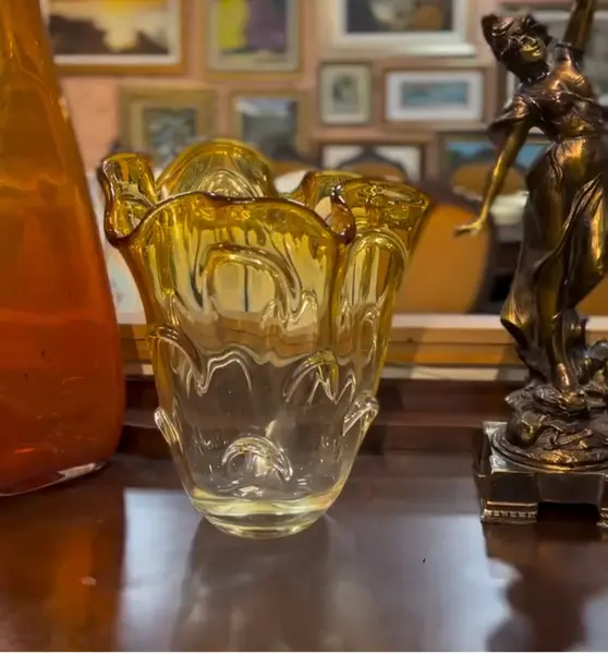 Foto de um(a) Vaso em Murano com 37cm de altura, da categoria de Vasos. Magnífico vaso em Murano, com 37cm de altura, em perfeito estado de conservação! Uma verdadeira obra de arte!. Mostrado de uma perspectiva diferente. Vendido no marketplace Trésors.