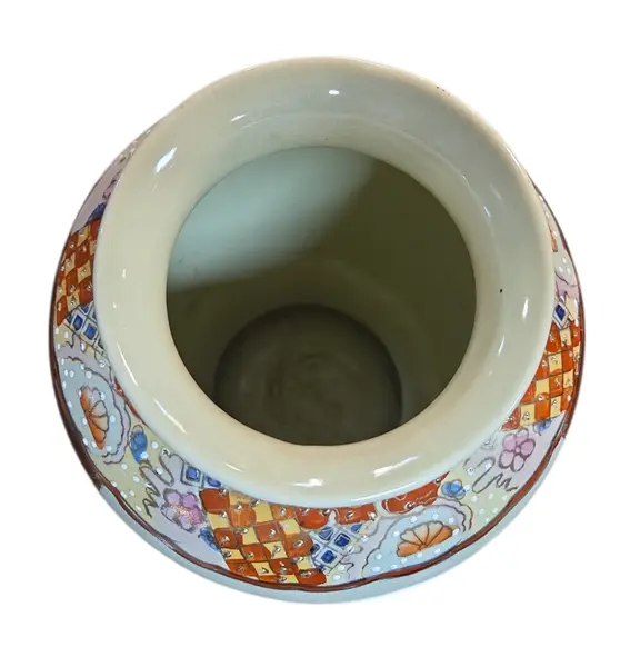 Foto de um(a) Vaso Decorativo Satsuma – Cerâmica Policromada com Detalhes em Relevo e Dourado, da categoria de Vasos. Encante-se com este elegante vaso decorativo que evoca a tradicional estética Satsuma. A peça apresenta um fundo em tom... Mostrado de uma perspectiva diferente. Vendido no marketplace Trésors.