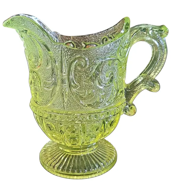 Foto de um(a) Cremeira Antiga em Uralina, da categoria de Cremeiras. Peça indispensável para colecionadores de vidros antigos e curiosidades históricas. Esta cremeira é fabricada em Uralina... Mostrado de uma perspectiva diferente. Vendido no marketplace Trésors.