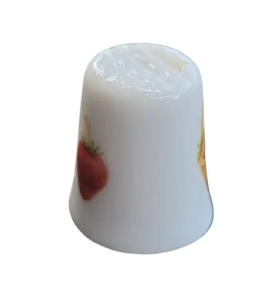 Foto de um(a) Dedal de Coleção em Porcelana – Cesta de Morangos, da categoria de Outros colecionáveis. Este gracioso dedal em porcelana destaca-se pela sua temática campestre e delicada. A peça apresenta uma ilustração central... Mostrado de uma perspectiva diferente. Vendido no marketplace Trésors.