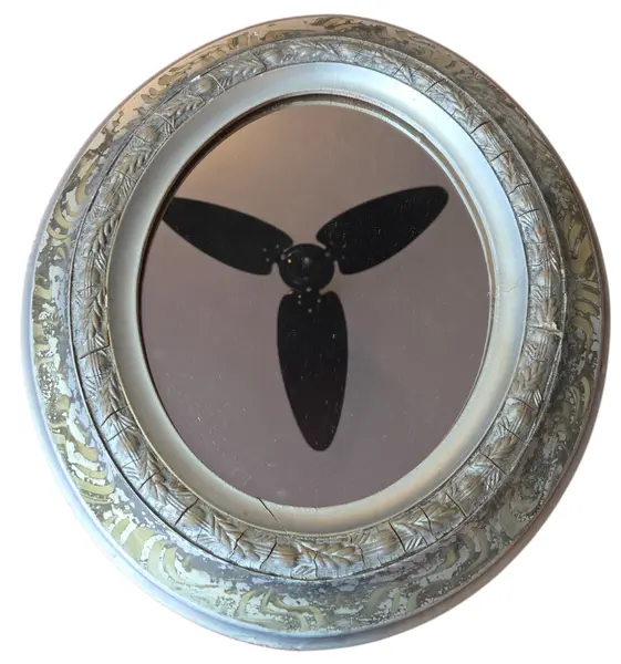 Foto de um(a) Espelho Oval Vintage com Moldura em Madeira Trabalhada, da categoria de Espelhos. Adicione um toque de história e elegância clássica ao seu ambiente com este Espelho Oval Vintage. Ideal para decorações que... Mostrado de uma perspectiva diferente. Vendido no marketplace Trésors.