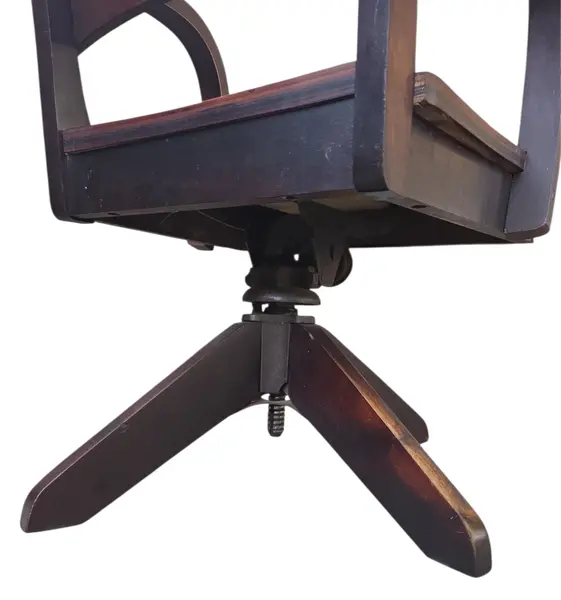 Foto de um(a) Cadeira de Escritório Giratória Xerife Ritzmann em Madeira, da categoria de Poltronas. Autêntica e robusta cadeira de escritório antiga modelo Xerife, fabricada pela renomada e tradicional marca Ritzmann. Uma... Mostrado de uma perspectiva diferente. Vendido no marketplace Trésors.