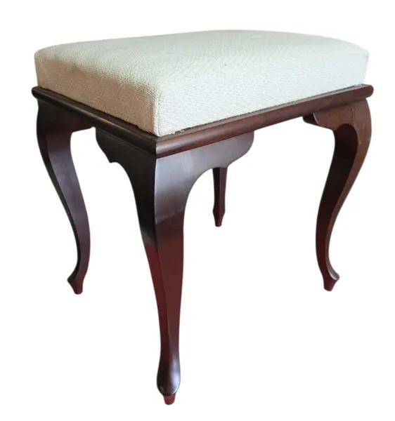 Foto de um(a) Banqueta Chippendale em Imbuia Maciça – Design Clássico, da categoria de Banquetas. Enriqueça seu ambiente com a elegância atemporal desta banqueta estilo Chippendale. Executada em imbuia maciça, madeira... Vendido no marketplace Trésors.