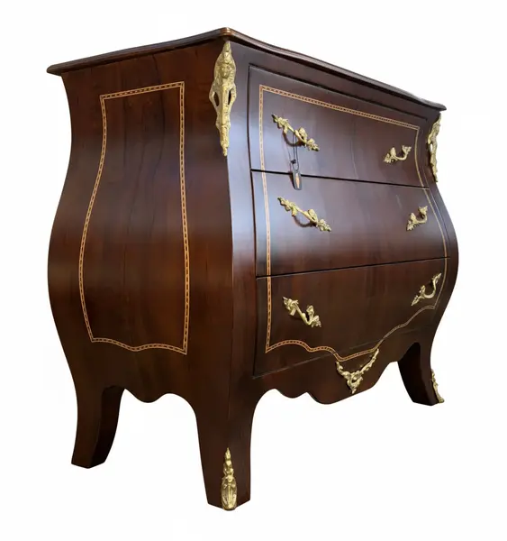 Foto de um(a) Cômoda Bombê de Alto Padrão em Imbuia, da categoria de Cômodas e Sapateira. O Ápice do Luxo e da Sofisticação para Ambientes Exclusivos Esta Cômoda Bombê é uma peça magnífica que representa o auge do... Vendido no marketplace Trésors.