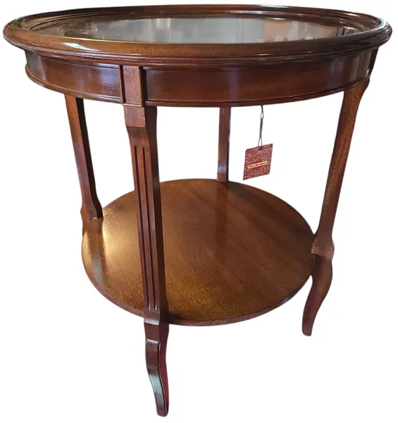 Foto de um(a) Mesa Lateral Redonda Clássica em Madeira, da categoria de Mesas laterais. Elegante mesa lateral (ou de apoio) clássico, ideal para compor salas de estar, escritórios ou recepções com um toque de... Mostrado de uma perspectiva diferente. Vendido no marketplace Trésors.