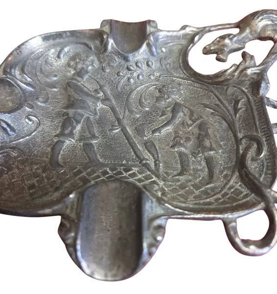 Foto de um(a) Cinzeiro Dragão em Metal Prateado, da categoria de Cinzeiros. Apresentamos um refinado cinzeiro de coleção, produzido em metal com acabamento oxidado. A peça destaca-se pela sua... Mostrado de uma perspectiva diferente. Vendido no marketplace Trésors.