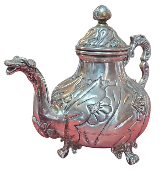 Foto de um(a) Aparelho de Chá e Café Colonial em Prata – 5 Peças Trabalhadas, da categoria de Conjuntos de café e chá. Magnífico conjunto colonial para chá e café, composto por 5 peças ricamente adornadas. Este aparelho é um exemplo clássico... Mostrado de uma perspectiva diferente. Vendido no marketplace Trésors.