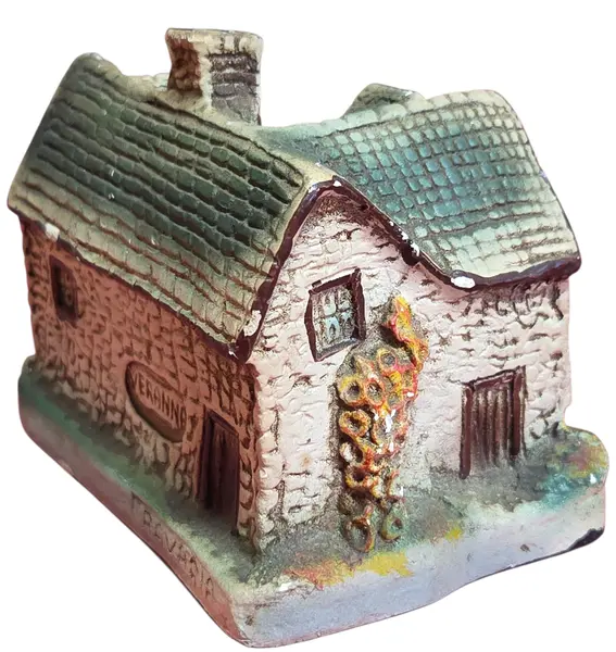 Foto de um(a) Miniatura de Gesso Veranna Bavaria, da categoria de Outros colecionáveis. Mini casinha colecionável década de 70 - Veranna Bavaria Belíssimas miniaturas produzidas em gesso, com o clássico estilo... Mostrado de uma perspectiva diferente. Vendido no marketplace Trésors.