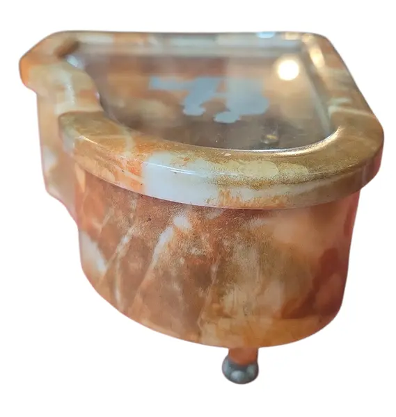 Foto de um(a) Caixa de Musica Piano, da categoria de Cestos e Caixas. maestria da música em miniatura. Esta caixa de música reproduz fielmente as linhas elegantes de um piano de cauda,... Mostrado de uma perspectiva diferente. Vendido no marketplace Trésors.