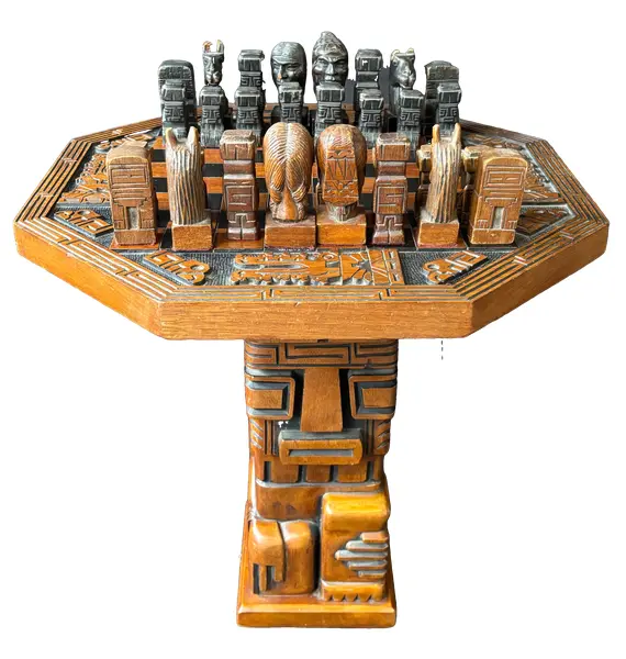 Foto de um(a) Mesa de Xadrez Entalhada, da categoria de Mesas de centro. Antiga mesa de xadrez, base em escultura de totem asteca entalhado em monobloco de carvalho, tampo oitavado com inscrições... Vendido no marketplace Trésors.