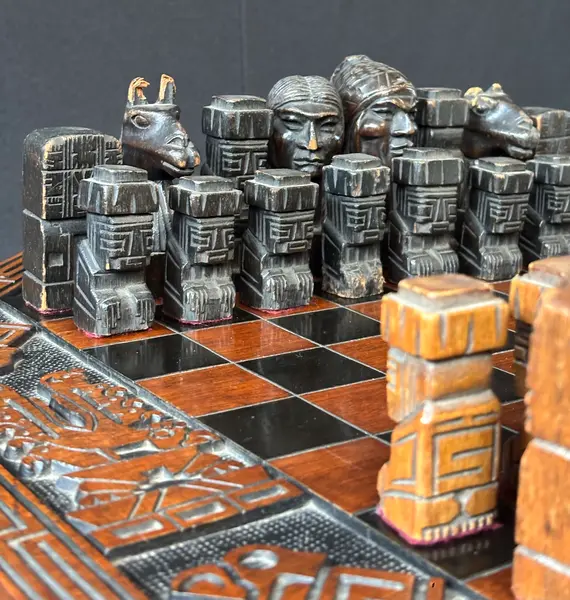 Foto de um(a) Mesa de Xadrez Entalhada, da categoria de Mesas de centro. Antiga mesa de xadrez, base em escultura de totem asteca entalhado em monobloco de carvalho, tampo oitavado com inscrições... Mostrado de uma perspectiva diferente. Vendido no marketplace Trésors.