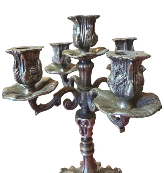 Foto de um(a) Candelabro em prata 90, da categoria de Castiçais. Eleve o nível das suas recepções com este magnífico candelabro em Prata 90. Com um banho de alta espessura e qualidade... Mostrado de uma perspectiva diferente. Vendido no marketplace Trésors.