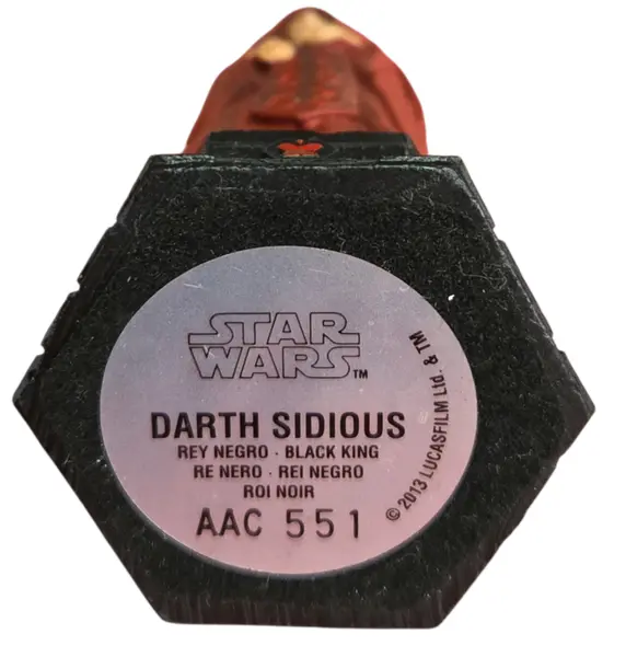 Foto de um(a) Peça De Xadrez Star Wars Darth Sidious (Imperador Palpatine) - Pintada À Mão, da categoria de Figuras de ação. Item de Colecionador: Darth Sidious – O Senhor Sombrio dos Sith Esta peça de luxo faz parte da coleção oficial de xadrez... Mostrado de uma perspectiva diferente. Vendido no marketplace Trésors.