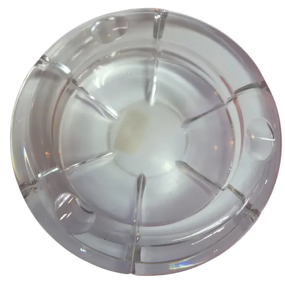 Foto de um(a) Cinzeiro Cristal Esfera, da categoria de Cinzeiros. O ápice da elegância funcional. Este cinzeiro é esculpido em cristal de alta transparência, apresentando lapidações... Mostrado de uma perspectiva diferente. Vendido no marketplace Trésors.