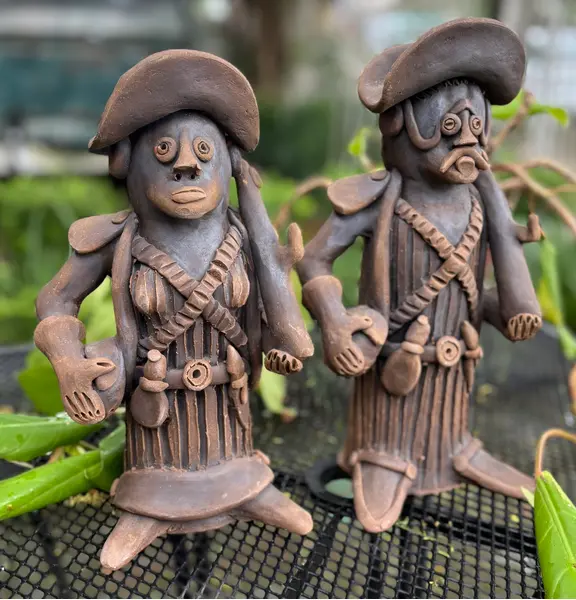 Foto de um(a) Lampião e Maria Bonita - Joel Galdino, da categoria de Escultura. Par de esculturas em barro de Joel Galdino, grande mestre da arte popular brasileira, representando Lampião e Maria Bonita.... Mostrado de uma perspectiva diferente. Vendido no marketplace Trésors.