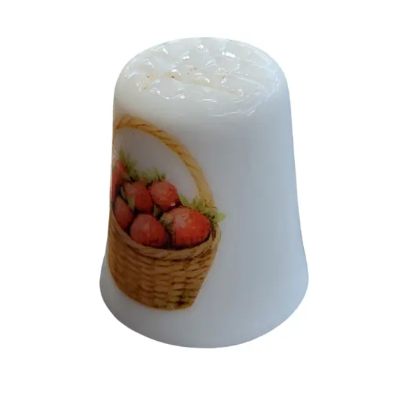 Foto de um(a) Dedal de Coleção em Porcelana – Cesta de Morangos, da categoria de Outros colecionáveis. Este gracioso dedal em porcelana destaca-se pela sua temática campestre e delicada. A peça apresenta uma ilustração central... Mostrado de uma perspectiva diferente. Vendido no marketplace Trésors.