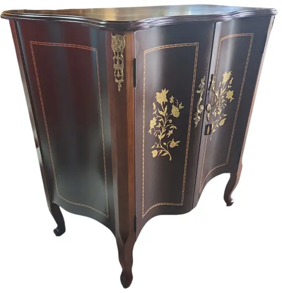 Foto de um(a) Cômoda com Marchetaria e Bronze, da categoria de Cômodas e Sapateira. Elegância Clássica e Sofisticação para o seu AmbienteExclusiva cômoda balcão de apoio em estilo clássico europeu (Bombê),... Mostrado de uma perspectiva diferente. Vendido no marketplace Trésors.