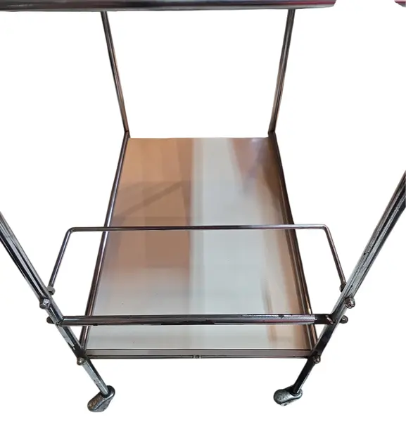 Foto de um(a) Carrinho de Chá Vintage Modernista - Formica Original, da categoria de Carrinhos de bar e auxiliares. ***NÃO ACOMPANHA O CINZEIRO*** Carrinho de chá vintage modernista Peça em formica toda original. Peça com Marcas do tempo. Mostrado de uma perspectiva diferente. Vendido no marketplace Trésors.