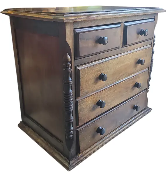 Foto de um(a) Mesa de Cabeceira Madeira Maciça – Charme Natural para sua Casa, da categoria de Cômodas e Sapateira. Leve o aconchego da natureza para dentro do seu lar. Esta cômoda valoriza a textura autêntica da madeira, trazendo... Mostrado de uma perspectiva diferente. Vendido no marketplace Trésors.