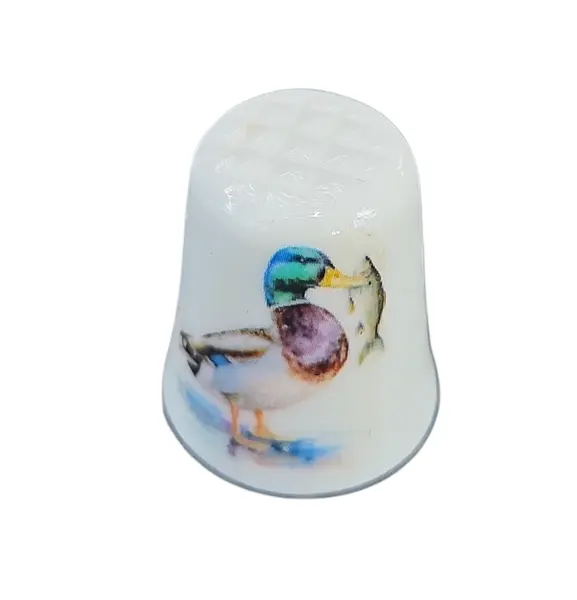 Foto de um(a) Dedal de Coleção em Porcelana – Marreco, da categoria de Outros colecionáveis. Este elegante dedal é uma peça indispensável para colecionadores de porcelana e entusiastas de temática ornitológica.... Mostrado de uma perspectiva diferente. Vendido no marketplace Trésors.