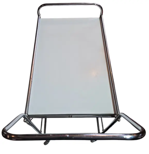 Foto de um(a) Carrinho de Chá Vintage Modernista - Formica Original, da categoria de Carrinhos de bar e auxiliares. ***NÃO ACOMPANHA O CINZEIRO*** Carrinho de chá vintage modernista Peça em formica toda original. Peça com Marcas do tempo. Mostrado de uma perspectiva diferente. Vendido no marketplace Trésors.