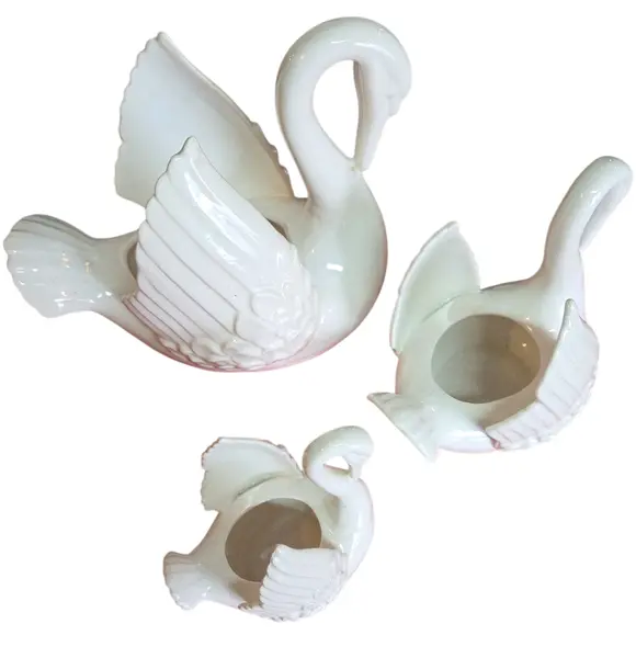 Foto de um(a) Trio de Cachepots Cisnes em Porcelana Branca Esmaltada - Luxo e Sofisticação, da categoria de Cachepot. Adicione um toque de serenidade e elegância clássica ao seu ambiente com este magnífico trio de cachepots em formato de... Mostrado de uma perspectiva diferente. Vendido no marketplace Trésors.