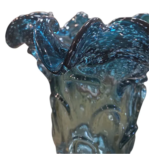 Foto de um(a) Vaso Murano: Onde o Vidro se Torna Poesia, da categoria de Cristais. Cada curva deste vaso conta uma história de fogo e sopro. Feito artesanalmente, este Murano carrega a alma da tradição... Mostrado de uma perspectiva diferente. Vendido no marketplace Trésors.