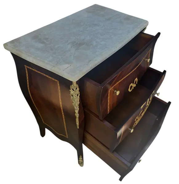 Foto de um(a) Mini Cômoda Clássica em Madeira Nobre, Marchetaria e Mármore Travertino, da categoria de Cômodas e Sapateira. Elegância Atemporal e Materiais Nobres Esta belíssima mesa de cabeceira (ou mini cômoda) é uma peça que exala o rigor e o... Mostrado de uma perspectiva diferente. Vendido no marketplace Trésors.