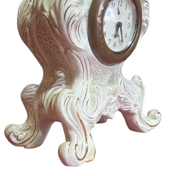 Foto de um(a) Relógio de Mesa em Porcelana Craquelada – Peça Decorativa, da categoria de Relógios de mesa. **RELÓGIO NÃO FUNCIONA, PEÇA ADAPTADA NA PORCELANA** Este elegante relógio de mesa é uma peça de destaque que une o charme... Mostrado de uma perspectiva diferente. Vendido no marketplace Trésors.