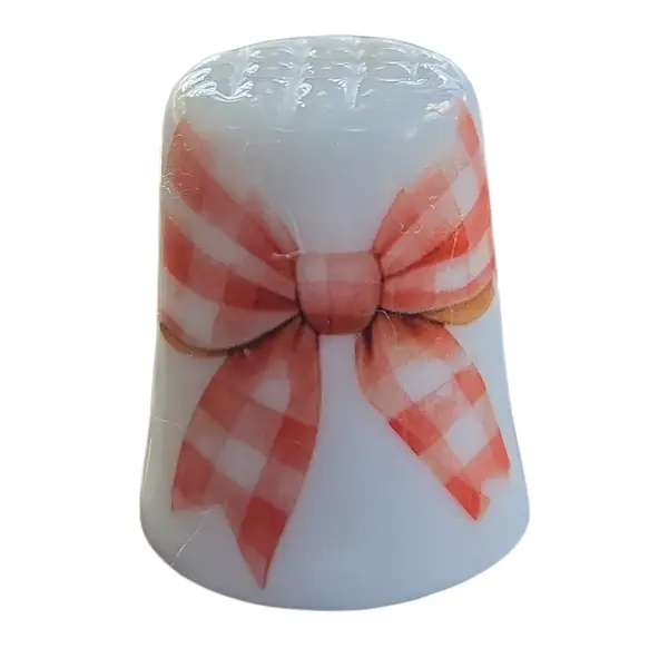 Foto de um(a) Dedal de Coleção em Porcelana – Regador com Flores e Laço, da categoria de Outros colecionáveis. Este delicado dedal em porcelana branca destaca-se pelo seu design romântico e detalhes que remetem ao estilo shabby chic. A... Mostrado de uma perspectiva diferente. Vendido no marketplace Trésors.