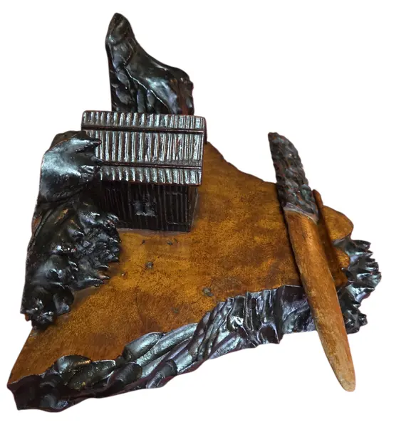 Foto de um(a) Escritório de Época: Tinteiro e Abridor de Cartas em Madeira Entalhada, da categoria de Outros colecionáveis. Excepcional conjunto de escrita vintage, composto por tinteiro de mesa e abridor de cartas coordenado. Esta peça destaca-se... Mostrado de uma perspectiva diferente. Vendido no marketplace Trésors.