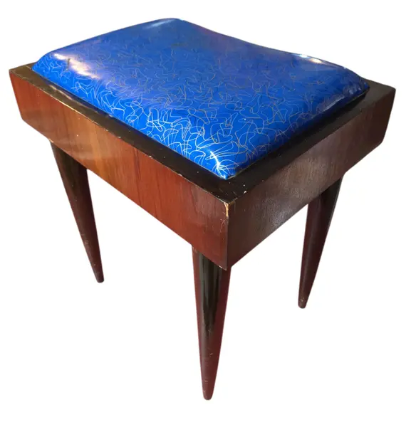Foto de um(a) Banqueta Pé Palito Anos 50, da categoria de Banquetas. Reviva a era de ouro do design com esta banqueta icônica dos anos 50! Com os clássicos pés palito cônicos e um tampo de... Mostrado de uma perspectiva diferente. Vendido no marketplace Trésors.