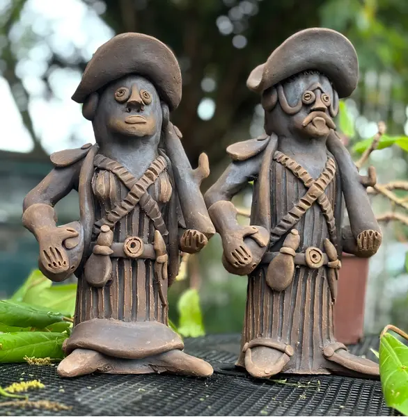 Foto de um(a) Lampião e Maria Bonita - Joel Galdino, da categoria de Escultura. Par de esculturas em barro de Joel Galdino, grande mestre da arte popular brasileira, representando Lampião e Maria Bonita.... Mostrado de uma perspectiva diferente. Vendido no marketplace Trésors.