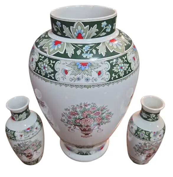 Foto de um(a) Conjunto de Vasos de Porcelana Schmidt Brasil - Estilo Oriental (3 Peças), da categoria de Vasos. Nota importante: O vaso principal possui um fio de cabelo (fissura leve) na borda superior, conforme detalhado nas fotos, o... Mostrado de uma perspectiva diferente. Vendido no marketplace Trésors.