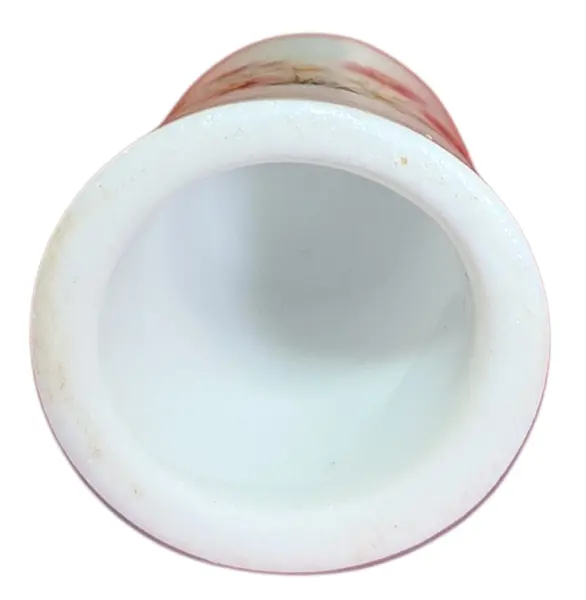 Foto de um(a) Dedal de Coleção em Porcelana - Estampa Ratinha de Saia e Buquê de Flores, da categoria de Outros colecionáveis. Este delicado dedal colecionável em porcelana branca apresenta uma temática romântica e bucólica. Com um acabamento... Mostrado de uma perspectiva diferente. Vendido no marketplace Trésors.