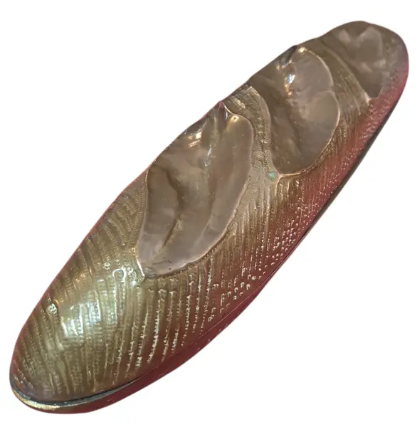 Foto de um(a) Baguete Decorativa em Latão, da categoria de Outros colecionáveis. Esta peça exclusiva é uma celebração da panificação clássica traduzida em arte decorativa. Com um realismo impressionante,... Mostrado de uma perspectiva diferente. Vendido no marketplace Trésors.