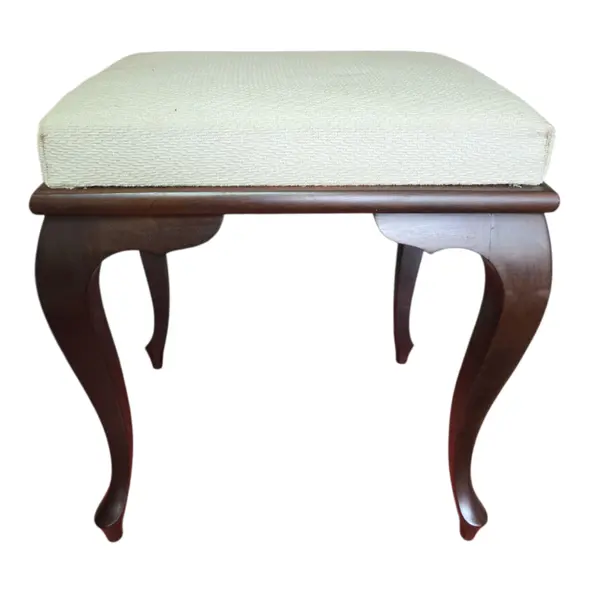 Foto de um(a) Banqueta Chippendale em Imbuia Maciça – Design Clássico, da categoria de Banquetas. Enriqueça seu ambiente com a elegância atemporal desta banqueta estilo Chippendale. Executada em imbuia maciça, madeira... Mostrado de uma perspectiva diferente. Vendido no marketplace Trésors.