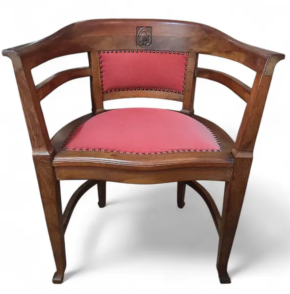 Foto de um(a) Rara Poltrona Centenária em Imbuia Maciça – Relíquia do Mobiliário Brasileiro, da categoria de Poltronas. Uma oportunidade única para possuir um pedaço da história. Esta poltrona, fabricada em imbuia maciça, exibe a tonalidade... Mostrado de uma perspectiva diferente. Vendido no marketplace Trésors.