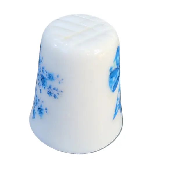 Foto de um(a) Dedal de Coleção em Porcelana – Florais e Laço Azul Estilo Português, da categoria de Outros colecionáveis. Esta peça destaca-se pela delicadeza de seus detalhes decorativos: de um lado, um rico arranjo de mini flores em tons de... Mostrado de uma perspectiva diferente. Vendido no marketplace Trésors.