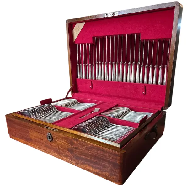 Foto de um(a) Faqueiro Radio Prateado - 104 Peças Completo com Estojo, da categoria de Faqueiros / Jogo de talheres. O clássico que nunca sai de moda na sua mesa. Para quem busca uma mesa posta com presença e história, este faqueiro Modelo... Vendido no marketplace Trésors.