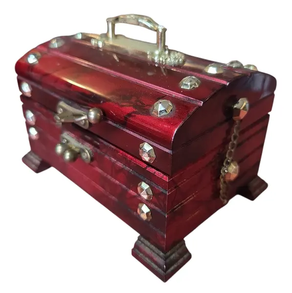 Foto de um(a) Caixa de Música Baú, da categoria de Cestos e Caixas. Onde as memórias são guardadas. Esta caixa de música, esculpida no clássico formato de baú, é um convite à nostalgia. Com... Mostrado de uma perspectiva diferente. Vendido no marketplace Trésors.